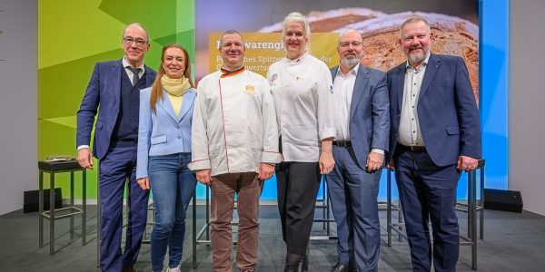  Pressefoto Backwarengipfel: Wertschöpfungskette im Gespräch, vlnr: Peter Haarbeck, Helena Felixberger, Roland Ermer, Bettina Schliephake-Burchardt, Wilko Quante, Tobias Schuhmacher